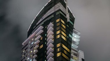 Dubai 'deki Dubai Marina kulelerinin gece görüş açısını kapatın.