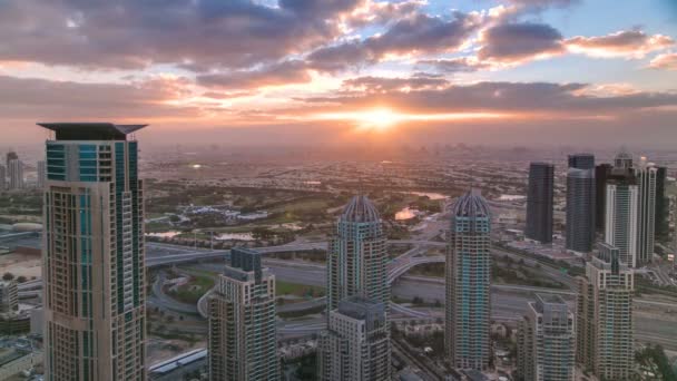 Salida del sol en Dubai Marina con torres y puerto con yate de rascacielos, Dubai, Emiratos Árabes Unidos timelapse 4K — Vídeos de Stock