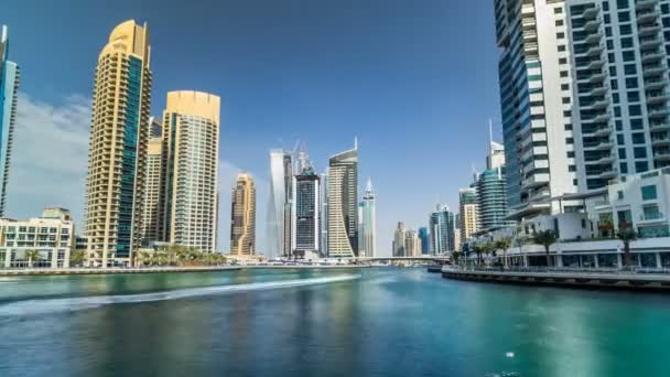 Blick auf Dubais Marina-Türme und Kanal in Dubais Zeitraffer-Hyperlapse — Stockvideo