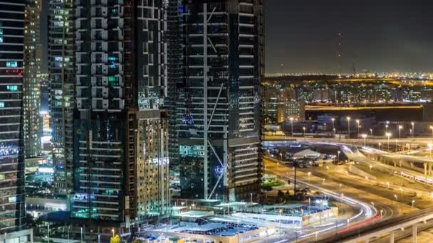 Gebouwen van Jumeirah Meren Torens met verkeer op de weg nacht timeapse. — Stockvideo