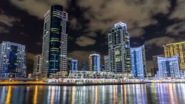 Dubai Yat Limanı kuleleri ve Dubai gece timelapse hyperlapse kanalda görünümü