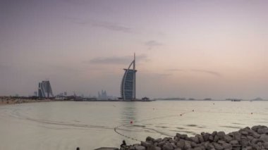 Dubai şehir silüetinin Burj Al Arab otel sırasında ve gün için gece timelapse.