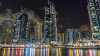 Dubai Yat Limanı kuleleri ve Dubai gece timelapse hyperlapse kanalda görünümü