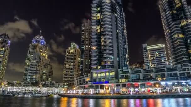 Uitzicht op Dubai Marina torens en kanaal in Dubai nacht timelapse hyperlapse — Stockvideo