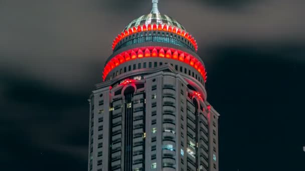 야간 시간대에 두 바이에 있는 두 바이 마리나 타워의 모습 — 비디오