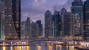 Görünümü kanalda gün timelapse gecesine Dubai ve Dubai Marina Towers
