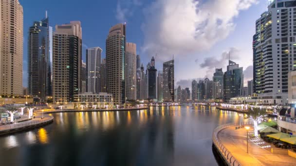 Uitzicht op Dubai Marina torens en kanaal in Dubai nacht op dag timelapse — Stockvideo