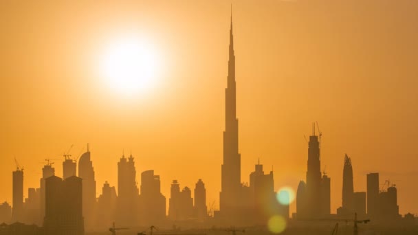 Ηλιοβασίλεμα με ορίζοντα στο κέντρο του Ντουμπάι το βράδυ timelapse. — Αρχείο Βίντεο