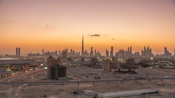 Skyline del centro di Dubai giorno per notte timelapse. — Video Stock