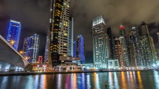 Vista de Dubai Marina Torres e canal em Dubai noite timelapse hyperlapse — Vídeo de Stock