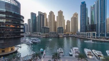 Dubai Yat Limanı kuleleri ve gece timelapse Dubai gün kanalda görünümü