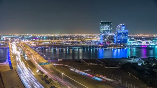 Passage du pont de la baie d'affaires timelapse, pont à 13 voies, au-dessus du ruisseau Dubai, inauguré en mars 2007 . — Video