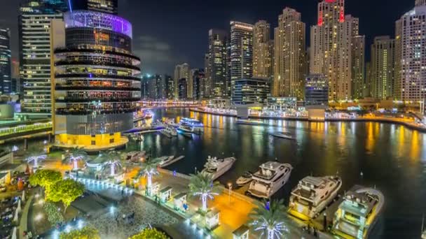 Kilátás nyílik a Dubai Marina tornyok és a Dubai éjszaka timelapse-csatorna — Stock videók