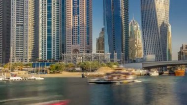 Dubai Marina 'nın gündüz vakti Dubai' deki en yüksek kulelerini kapatın.