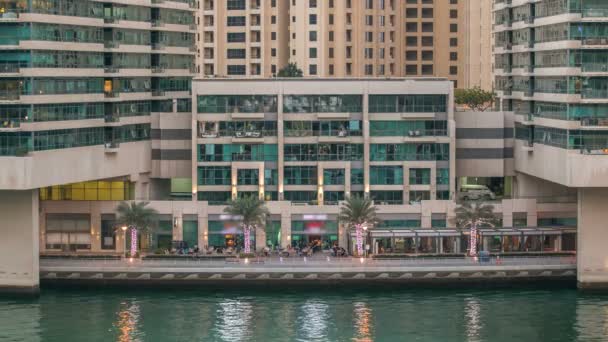Vista de Dubai Marina Towers y canal en Dubai día a noche timelapse — Vídeo de stock