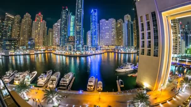 Vista de Dubai Marina Torres y yates en canal en Dubai noche timelapse — Vídeo de stock