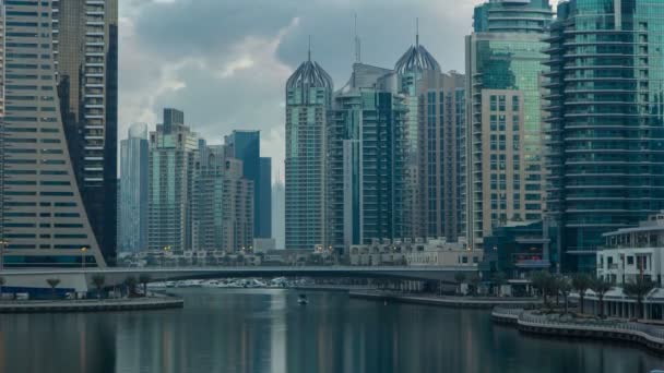 Blick auf die Türme und den Kanal der Dubai Marina im Zeitraffer am Morgen — Stockvideo