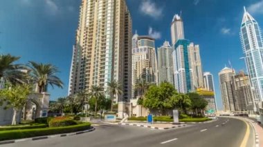 Yolda Trafic ve gün boyunca Marina yürüyüşte palmiye timelapse hiperlapse. Dubai, Birleşik Arap Emirlikleri