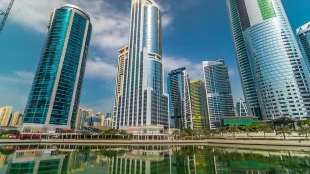 Bostadsbyggnader i Jumeirah Lake Towers timelapse hyperlapse i Dubai, Förenade Arabemiraten. — Stockvideo