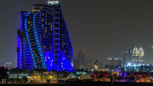 Hotel near Jumeirah beach night timelapse in Dubai, USA. — Stock video