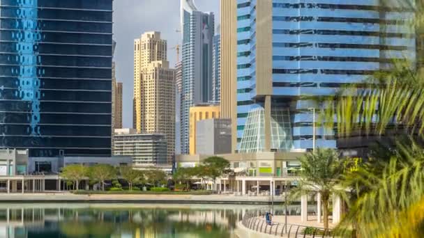 Budynki mieszkalne w Jumeirah Lake Towers timelapse w Dubaju, Zjednoczone Emiraty Arabskie. — Wideo stockowe