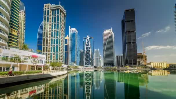 Житлові будинки в Йомейра Озеро Вежі таймелапс гіперлапс в Дубаї, ОАЕ. — стокове відео
