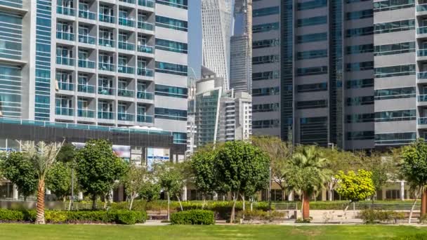 Edificios residenciales en Jumeirah Lake Towers timelapse en Dubai, Emiratos Árabes Unidos. — Vídeo de stock
