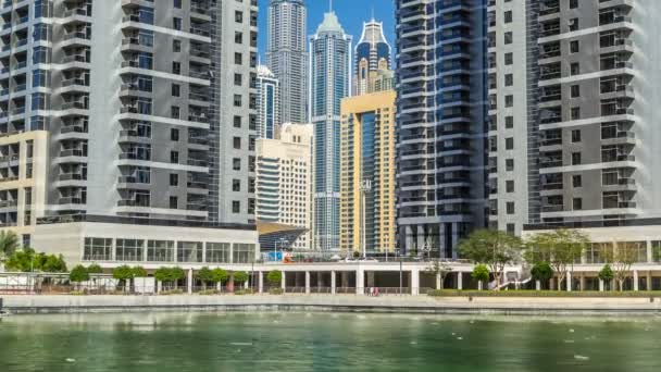 Budynki mieszkalne w Jumeirah Lake Towers timelapse w Dubaju, Zjednoczone Emiraty Arabskie. — Wideo stockowe