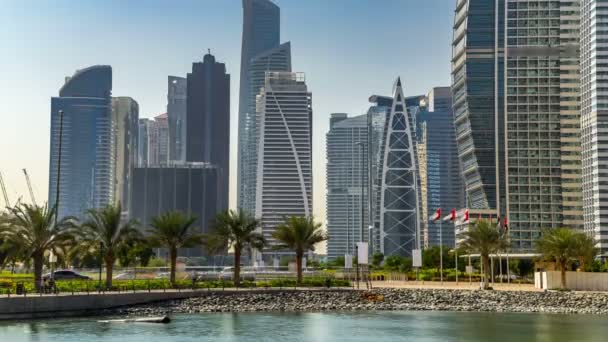 Житлові будівлі в Йомейра Озеро Тауерс timelapse в Дубаї, ОАЕ. — стокове відео