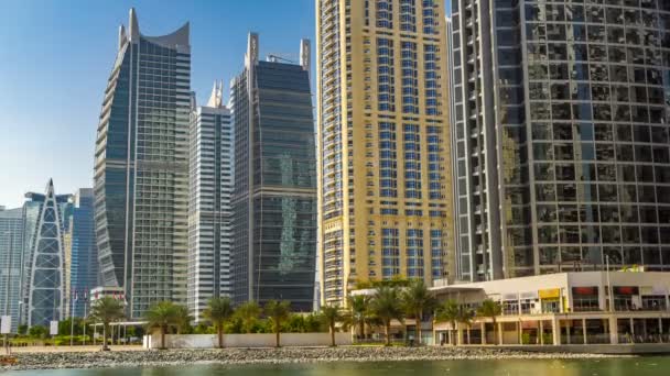 Edificios residenciales en Jumeirah Lake Towers timelapse en Dubai, Emiratos Árabes Unidos. — Vídeo de stock