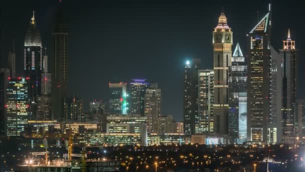 Malownicze timelapse downtown skyline Dubai w nocy. Na dachu Widok ulicy Sheikh Zayed road z licznymi wieżami oświetlony. — Wideo stockowe