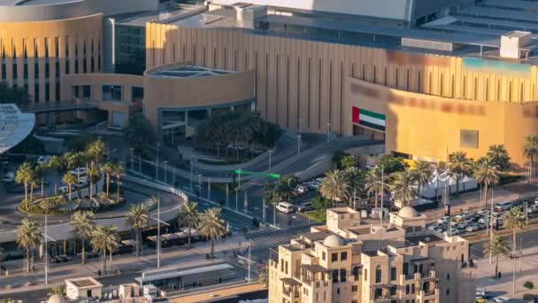 Vue du dessus de l'entrée du centre commercial et de l'espace de stationnement timelapse. — Video