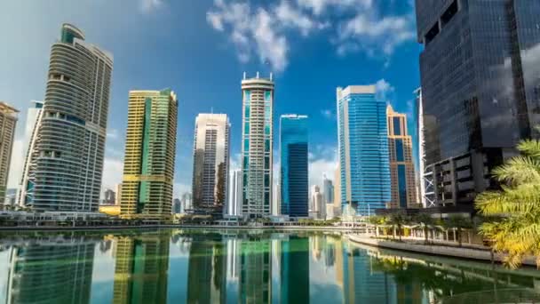Edifícios residenciais em Jumeirah Lake Towers timelapse hyperlapse em Dubai, Emirados Árabes Unidos. — Vídeo de Stock