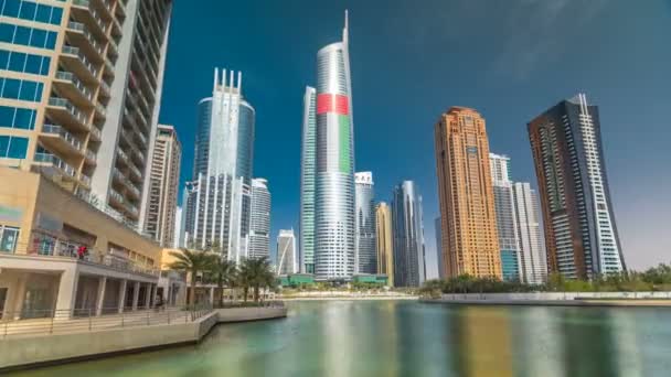 Residentiële gebouwen in Jumeirah Lake Towers timelapse hyperlapse in Dubai, Verenigde Arabische Emiraten. — Stockvideo