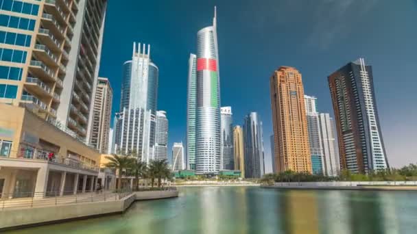 Obytné budovy v Jumeirah Lake Towers timelapse hyperlapse v Dubaji, SAE. — Stock video