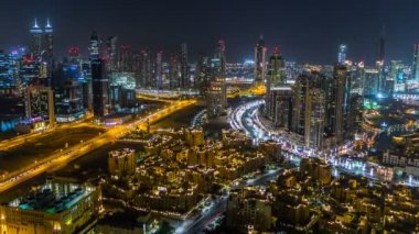 Büyük modern bir şehir, gece timelapse doğal hava görünümünü. İş bay, Dubai, Birleşik Arap Emirlikleri.