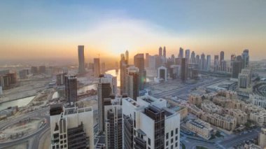 Gün batımı timelapse ile büyük modern bir şehir doğal hava görünümünü. İş bay, Dubai, Birleşik Arap Emirlikleri.