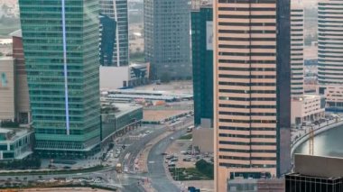 Dubai şehir merkezindeki yol manzarası gündüz trafiği ve iş sahası gökdelenleriyle dolu..