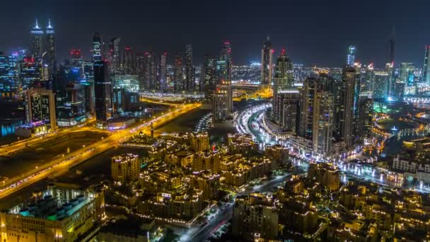 Mooie luchtfoto van een grote moderne stad bij nacht timelapse. Business bay, Dubai, Verenigde Arabische Emiraten. — Stockvideo