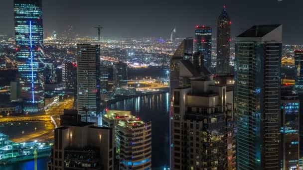 Vista aérea panorâmica de uma grande cidade moderna à noite timelapse. Business Bay, Dubai, Emirados Árabes Unidos . — Vídeo de Stock