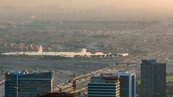 Vista aérea de una carretera en Dubai, Emiratos Árabes Unidos, al atardecer con timelapse de tráfico. — Vídeo de stock