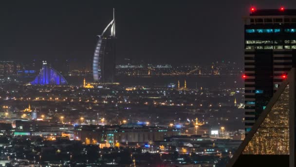 Malowniczy widok z lotu ptaka duże nowoczesne miasto w nocy timelapse. Zatokę, Dubai, Zjednoczone Emiraty Arabskie. — Wideo stockowe