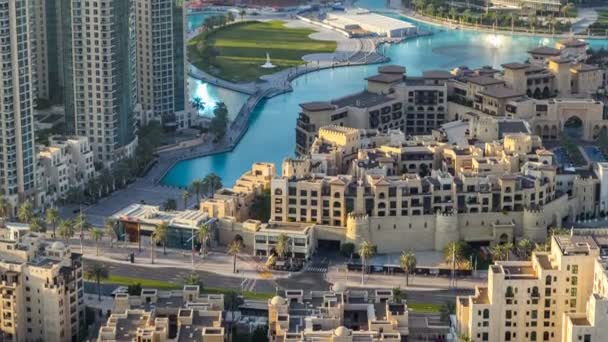 Vista superior del puente sobre el timelapse del lago artificial en el centro de Dubai, Emiratos Árabes Unidos. — Vídeos de Stock