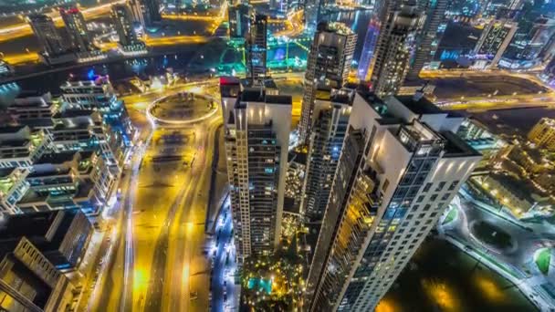 Mooie luchtfoto van een grote moderne stad bij nacht timelapse. Business bay, Dubai, Verenigde Arabische Emiraten. — Stockvideo