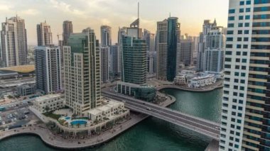 Dubai, Bae Dubai Marina gece timelapse güzel havadan üst görünümü gün