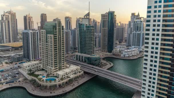 Piękny antenowy widok z dnia na noc timelapse Dubai Marina w Dubaju, ZEA — Wideo stockowe