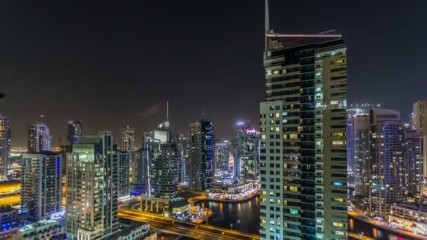 Hermosa vista aérea superior por la noche timelapse de Dubai Marina en Dubai, Emiratos Árabes Unidos — Vídeo de stock