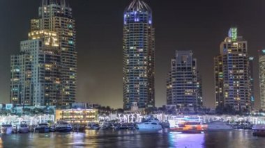 Gece Dubai Marina 'da gezinti ve kanal saatleri, BAE.