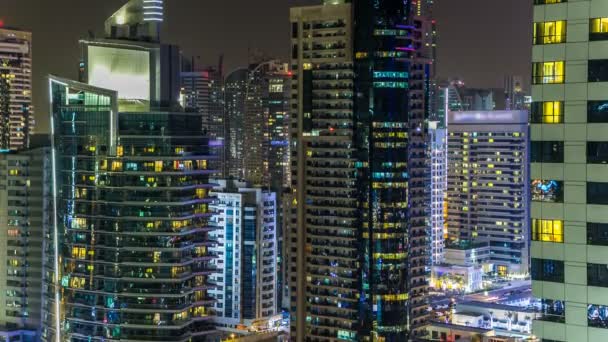 Mooie luchtfoto bovenaanzicht op nacht timelapse van Dubai Marina in Dubai, Verenigde Arabische Emiraten — Stockvideo