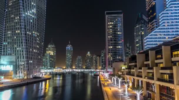 Vista de Dubai Marina Towers y canal en Dubai noche timelapse hiperlapso — Vídeo de stock